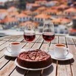 Koffie en wijn met uitzicht op Funchal