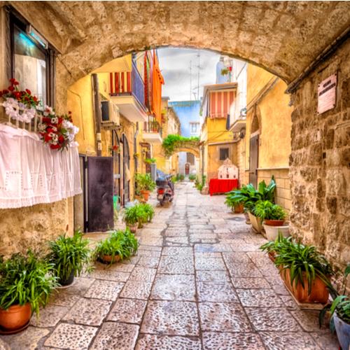 Gezellige straat in Bari