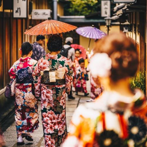 Vrouwen in kimono door de straten van Japan