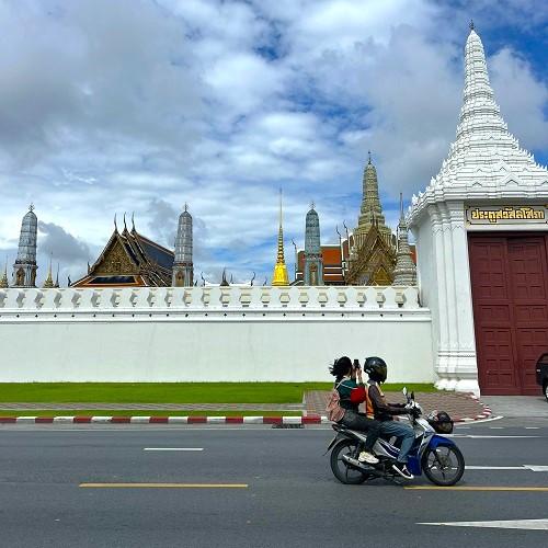 Bangkok locals rijden langs koninklijk paleis