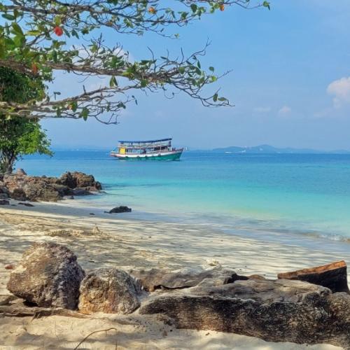 Strand bij Koh Thalu