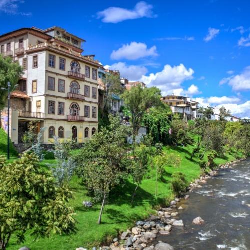 Huizen aan de Tomebamba rivier in Cuenca