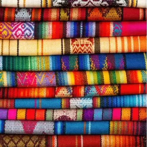 Stapel Andes-textiel op de Pisac markt