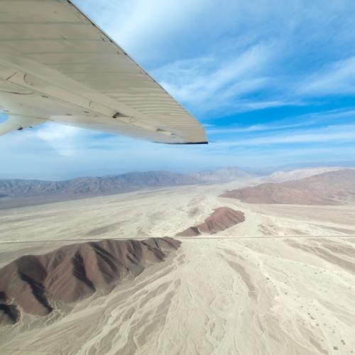 Uitzicht over landschap Nazca lijnen vanuit vliegtuigje