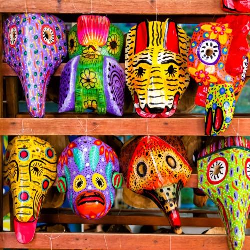 Kleurrijke maskers in Granada