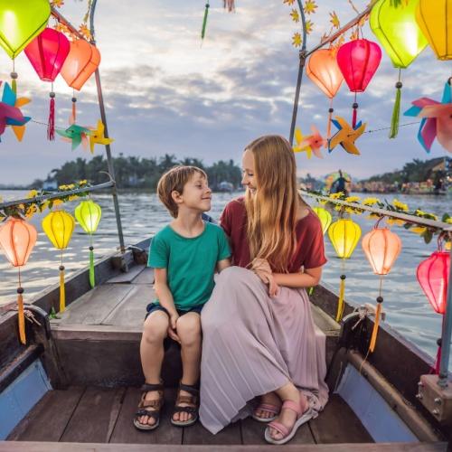 Moeder en zoon op bootje, Thu Bon river