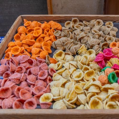 Verse gekleurde orecchiette
