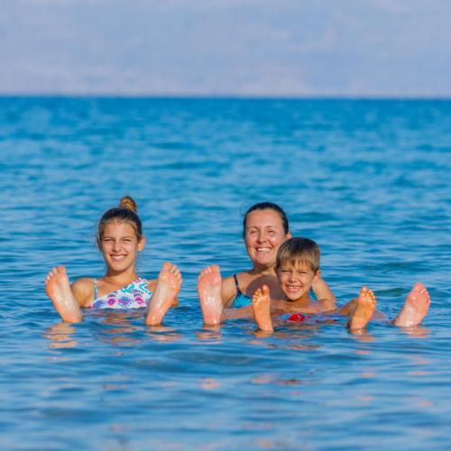 Drijven in de Dode Zee