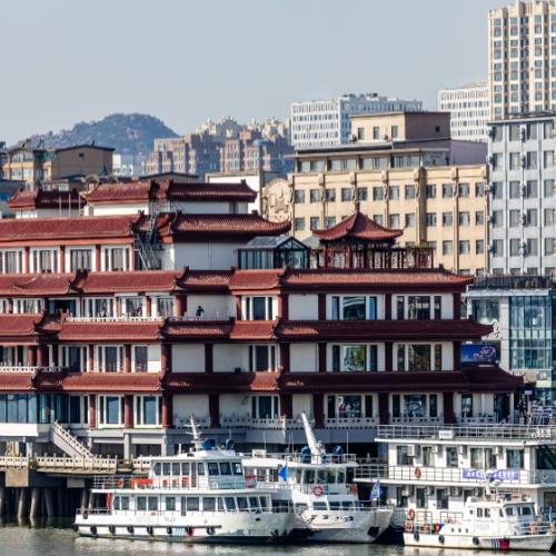 Stadsgezicht van de grensstad Dandong