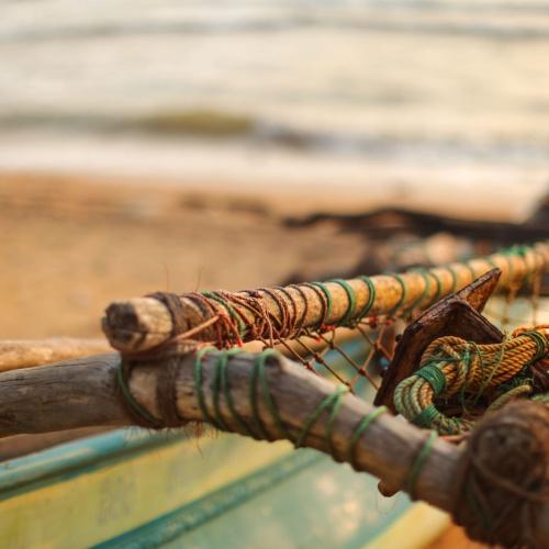 Vissersboot op het strand 