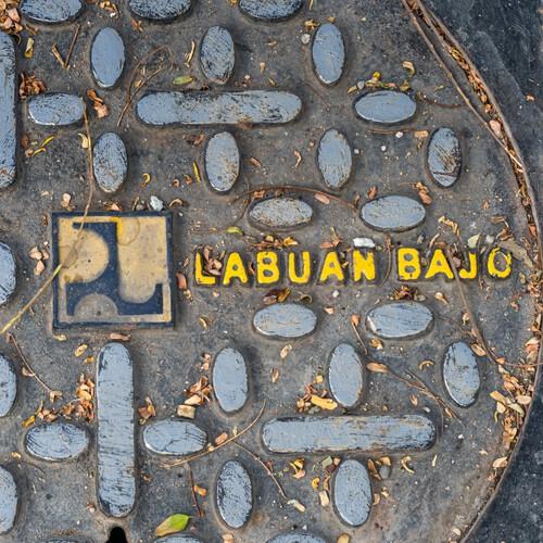 Labuan Bajo letters en teken op de weg