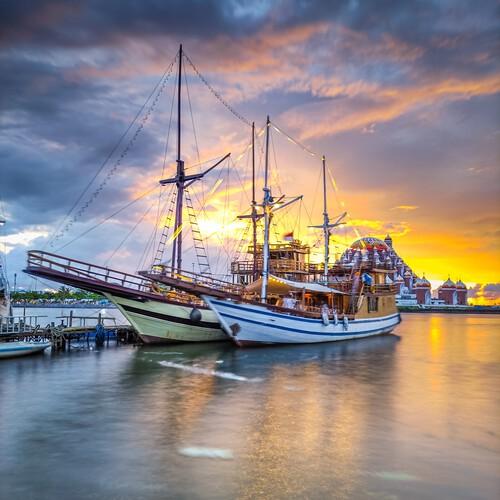 Pinisi boot op het Losari strandplatform, Makassar