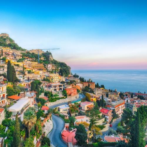 De baai van Giardini-Naxos