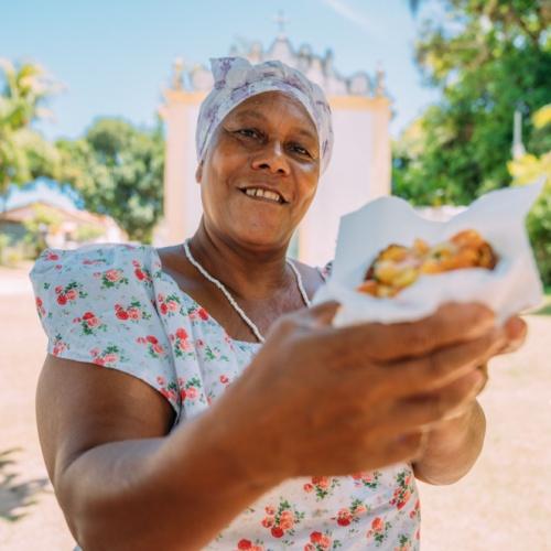 Een Braziliaanse dame in de kleurrijke straten van Brazilië