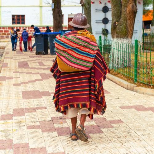 Lokale man loopt richting Tarabuco market
