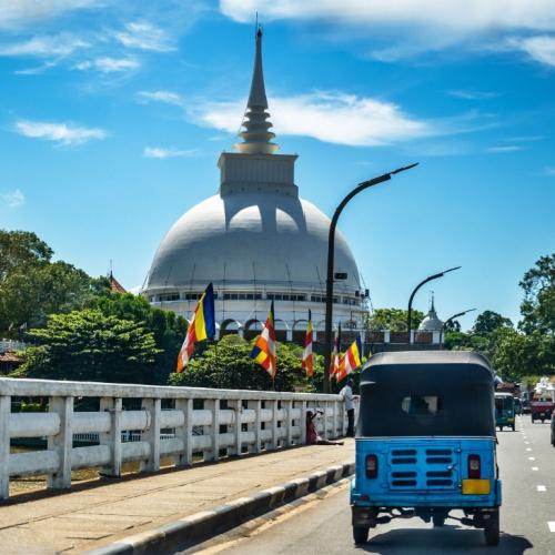 Tuktuk bij een stupa 