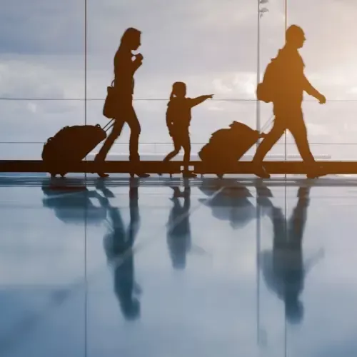 Familie op het vliegveld