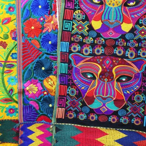Kleurrijke geborduurde stoffen in Guatemala