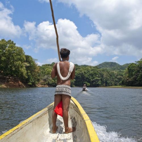 Varen over de Chagres-rivier bij Panama-Stad