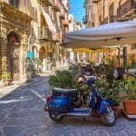 Cefalu oude straat en vespa