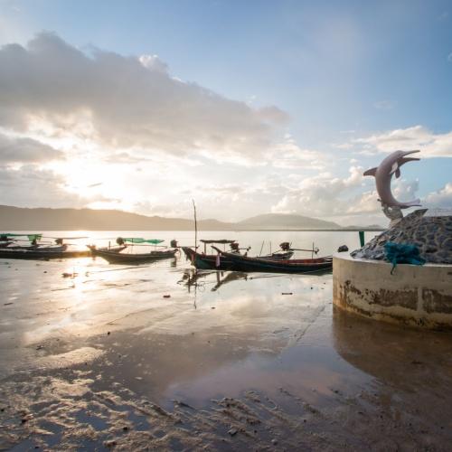 Vissersboten voor de haven van Khanom 