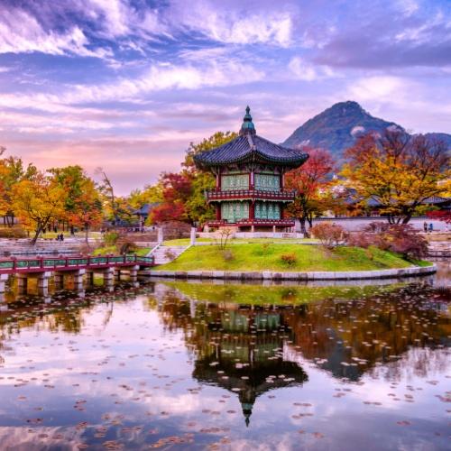 Zonsondergang op het water paviljoen in het Gyeongbokgung paleis