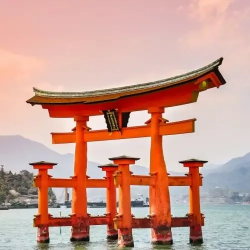 De iconische rode toegangspoort (Torii)