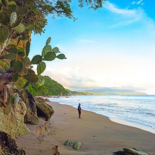 Man op strand in Muamere, Flores