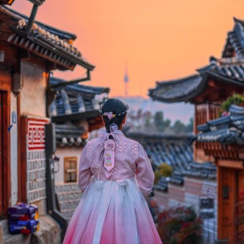 Een dame in het Bukchon hanok dorp