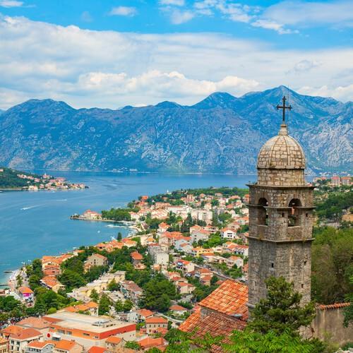 Uitzicht op de Baai van Kotor en omliggende bergen, Montenegro