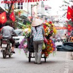 Hanoi, lokale vrouw op straat