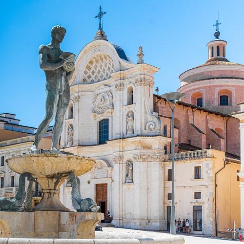 Standbeeld in L'Aquila