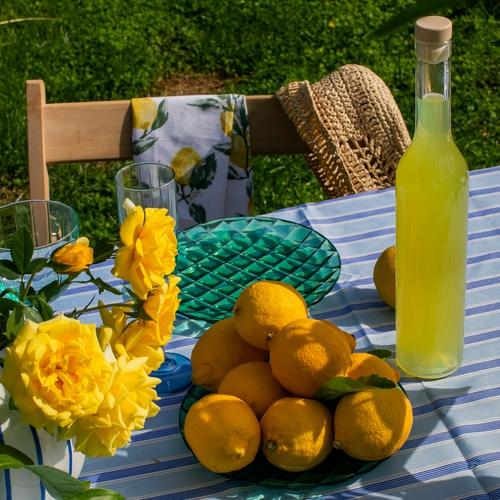 Limoncello op picnictafel in Amalfi