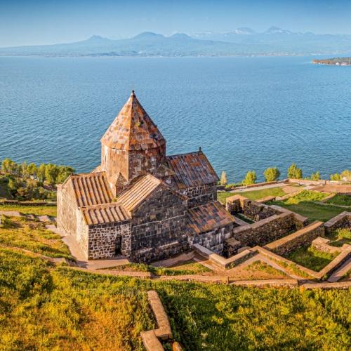 Sevanavank-klooster met op de achtergrond het Sevanmeer