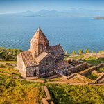 Sevanavank-klooster met op de achtergrond het Sevanmeer