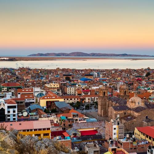 View over Puno en Titicacameer