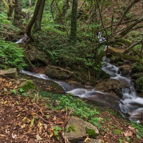 Waterval bij het Bjelasica-gebergte