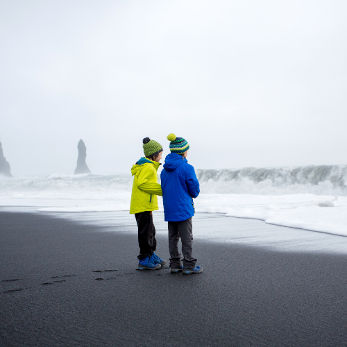 Twee kinderen bij Reynisfjara