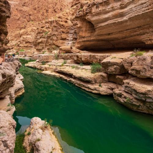 Hoge rotswanden langs de Wadi Shab