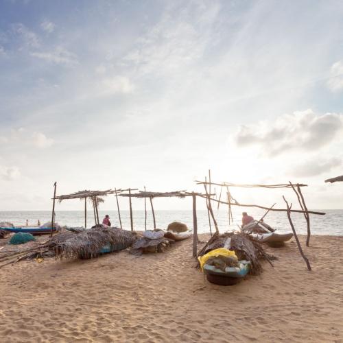 Boten op het strand van Marawila