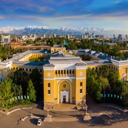 Almaty met gebergten in de achtergrond