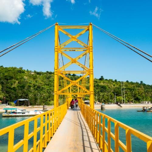 Gele brug tussen nusa Lembongan en Nusa Penida