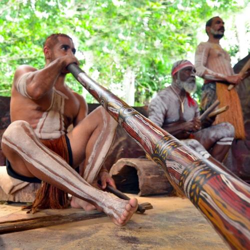 Aboriginal mannen spelen Aboriginal muziek