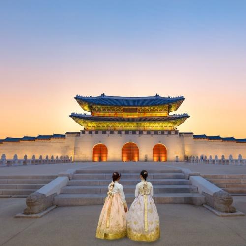 Dames in traditionele kleding bij het Gyeongbokgung-paleis