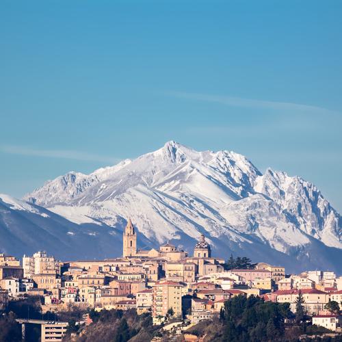 Chieti met Gran Sasso op achtergrond