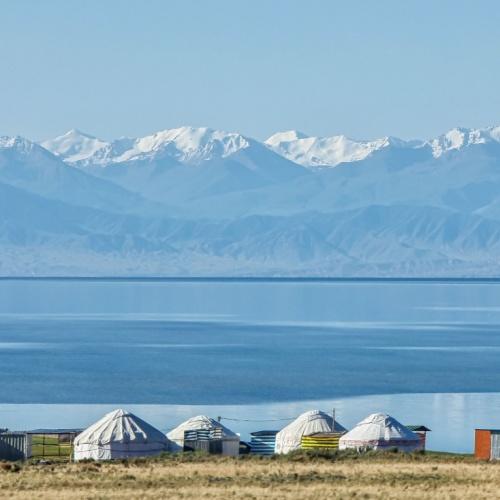 Yurts tegen de achtergrond van het Issyk Kul Meer