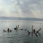 Reizigersfoto drijven in de Dode Zee