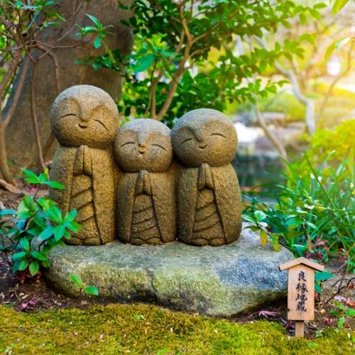 Beeldjes bij de Hase-tempel