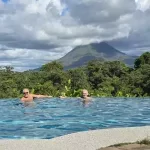 NRV reizigers met uitzicht op de Arenal-vulkaan