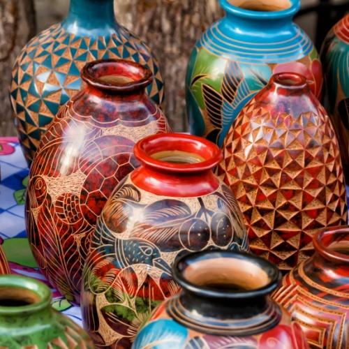 Kleurrijke vaasjes op de markt van Granada